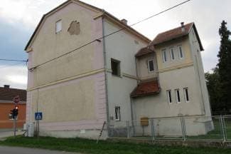 Sa škole otpada fasada; roditelji zabrinuti za djecu (foto)