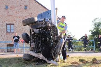 Prebrzo vozio i zabio se u stup; auto potpuno uništen (foto)