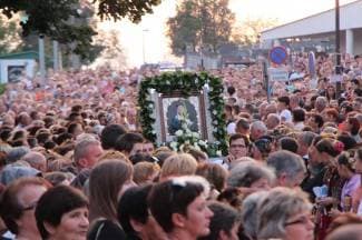 Devet dana molitve, klanjanje i zavjetna procesija Gospi od Suza