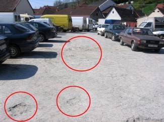 Naplaćuju parking bez asfalta i oznaka