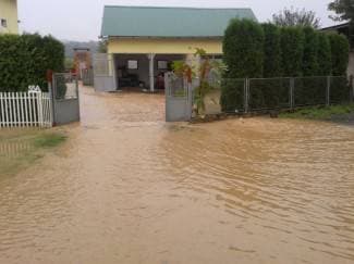 Poplavljen most kod Orljavca i dvorišta u Kadanovcima (foto)