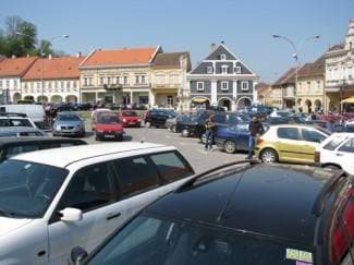 Prijedlog: automobil parkirajte dalje od Trga (video)