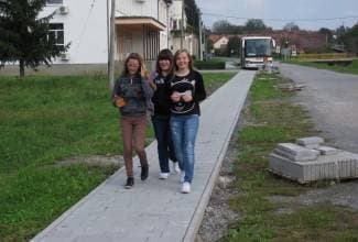 Učenicima i mještanima 250 metara nove pješačke staze