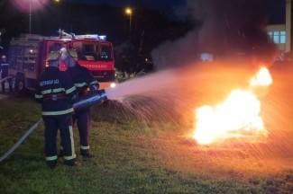 Na nenastanjenoj kući u Pakracu izbio požar; okolnosti se još utvrđuju