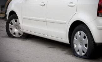 Probušene gume na 4 automobila i jednom kamionu