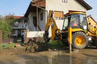 Dio Sajmišta bez vode: Popravili jednu cijev, pukle još tri (video)