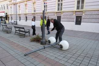 Noćno divljanje u pješačkoj zoni: Srušen rasvjetni stup
