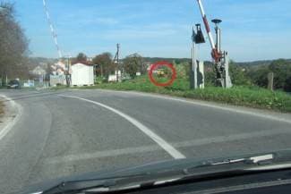 Prugom kroz Pakrac prometuje ovaj stroj, a nema tko spustiti rampu!