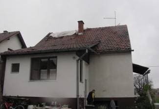 Vjetar rušio stabla i crjepove: ¨Kiša mi sada pada u kuću¨ (foto)