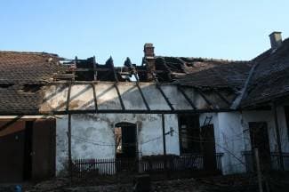 Izgorjelo krovište obiteljske kuće i ostava (foto)