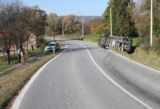 Kombijem sletio s ceste i prevrnuo se (foto)