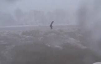 VIDEO: Hrabri Amerikanci surfaju po snježnoj oluji