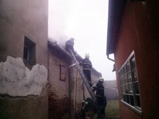 Izbio požar na krovu, vatrogasci spriječili veću štetu (foto)
