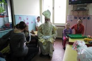 Pokloni za mališane u bolnici: ¨Nadamo se da smo im malo olakšali terapiju¨