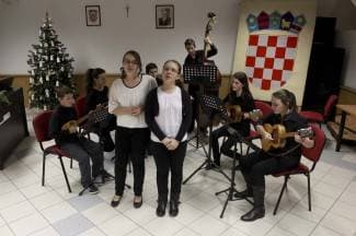 FOTO: Pakrački tamburaški orkestar debitirao na Božićnom koncertu