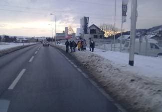 Djeca svakodnevno riskiraju život čekajući bus za školu