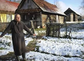 Težak život s malom mirovinom: ¨Ne znam hoću li imati za ogrjev, a i peć se raspada¨