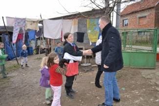 Neferović posjetio Prispiloviće, donio im pakete s potrepštinama