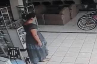 VIDEO Televizor sakrila ispod suknje i odšetala iz dućana