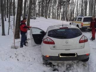 Autom zapali u nanos snijega; izvlačio ih HGSS (foto)