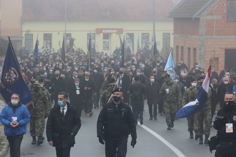 SB Online | Tisuće se hodočasnika i ove godine okupilo u Vukovaru. ʺ...Narod nikada zaboraviti neće...ʺ