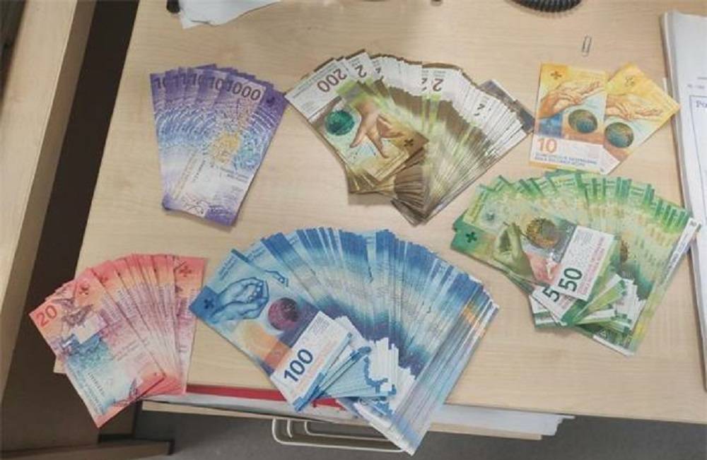 SB Online | Carinici zaplijenili veću količinu novca