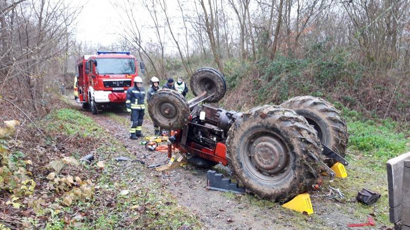 SB Online | Prevrnuo se traktor, vatrogasci izvlačili ozlijeđenu osobu