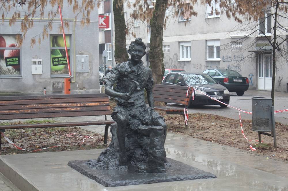 SB Online | Prošla skulptura izazvala je mnogo reakcija. Danas je u Slavonskom Brodu postavljena nova, kako vam se sviđa?