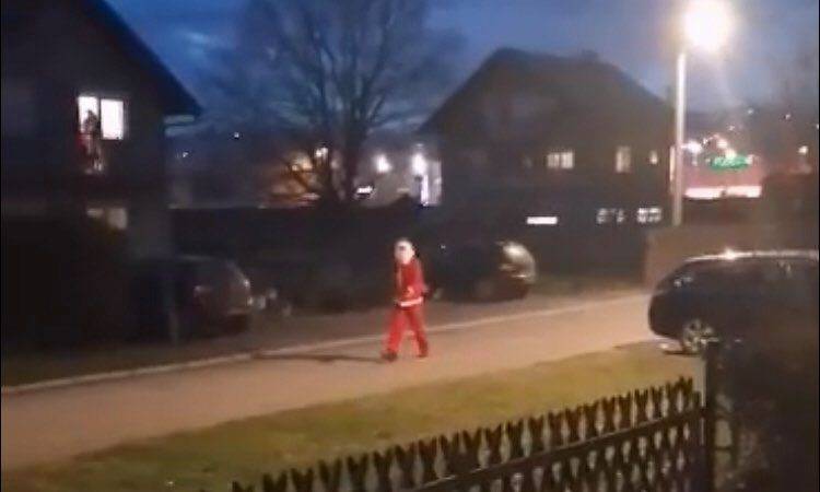 SB Online | (VIDEO) VJEROVALI ILI NE: Djed Mraz prošetao je sinoć ulicama Slavonskog Broda