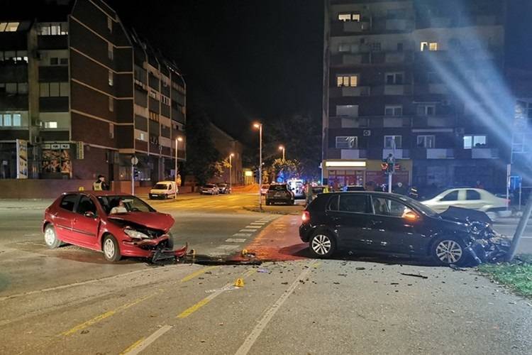 SB Online | Prometna nesreća u Slavonskom Brodu. Pijan se zabio u semafor