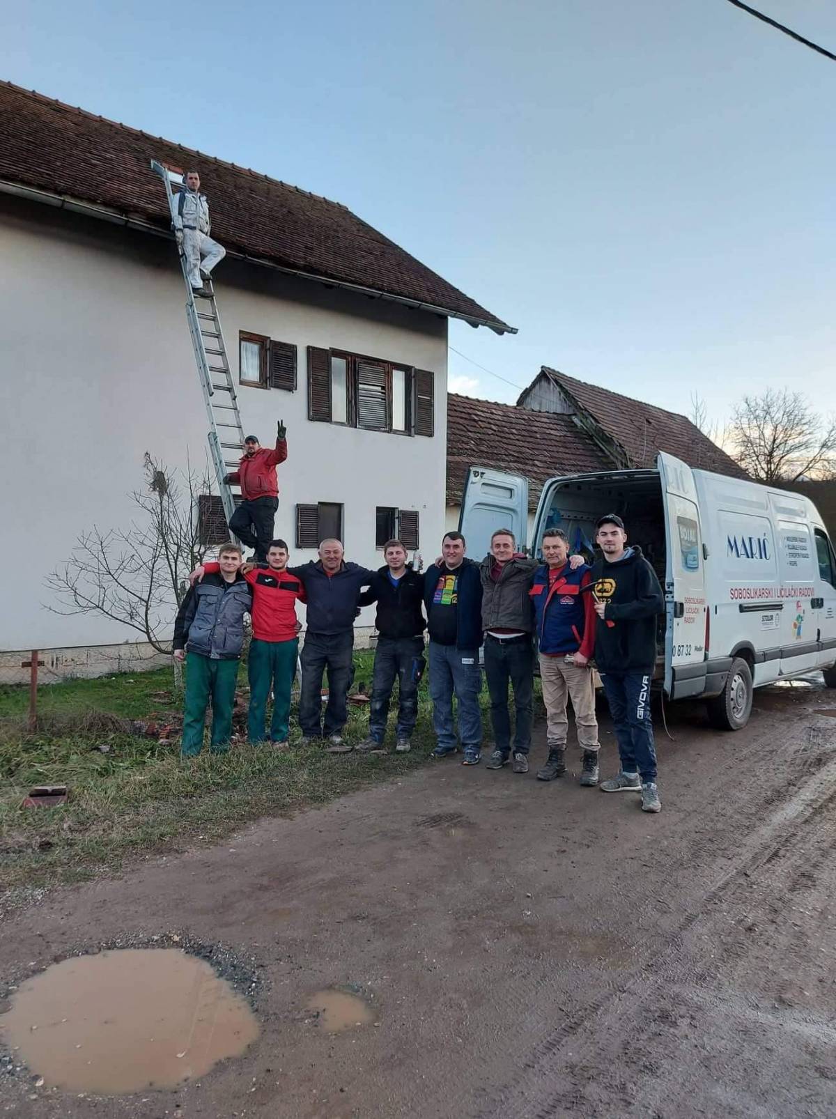 SB Online | Dečki iz Sikirevaca danas su popravljali krovove u selima koja su nastradala u potresu