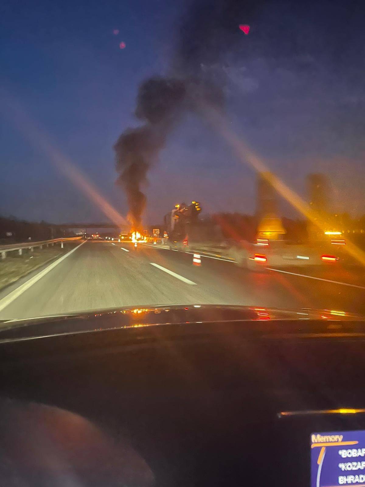 SB Online | Vatrogasci na terenu, gori automobil. Fotografije izgledaju strašno