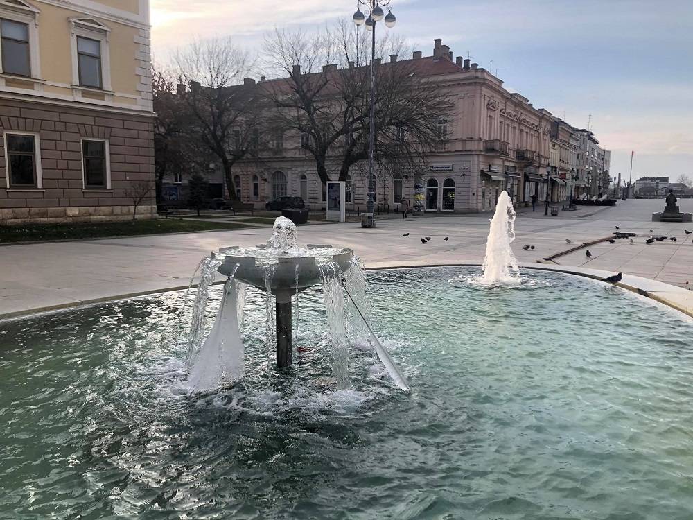 SB Online | Niske temperature počele lediti fontanu