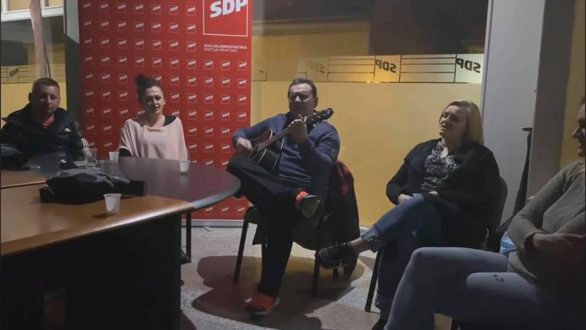 SB Online | Brodski SDP-ovci uz nepridržavanje mjera pjevaju Balaševića