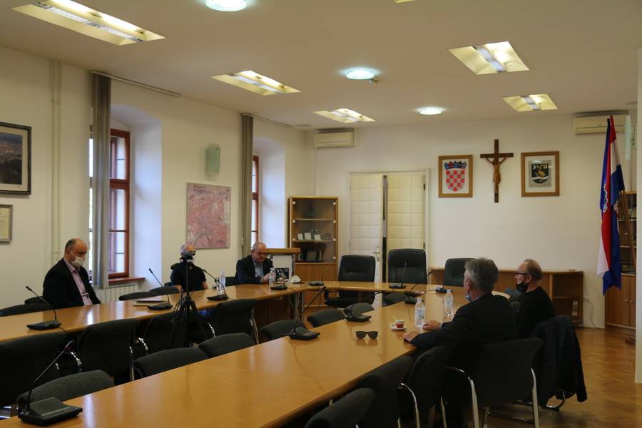 SB Online | Održan radni sastanak u vezi modernizacije atletske staze na ŠRC „Stanko Vlainić-Dida“