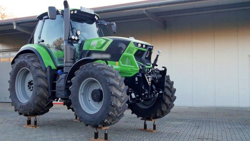 SB Online | Svjetski rekord: Parkirali traktor na 12 pivskih boca