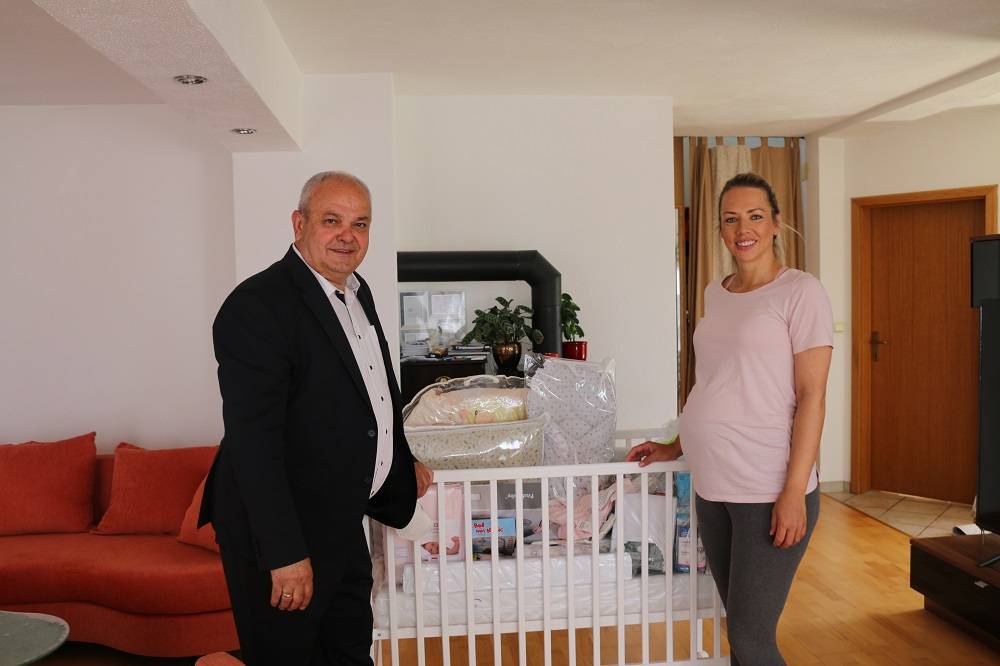 SB Online | Gradonačelnik Mirko Duspara uručio vrijednu opremu za prvo dijete u pet brodskih obitelji