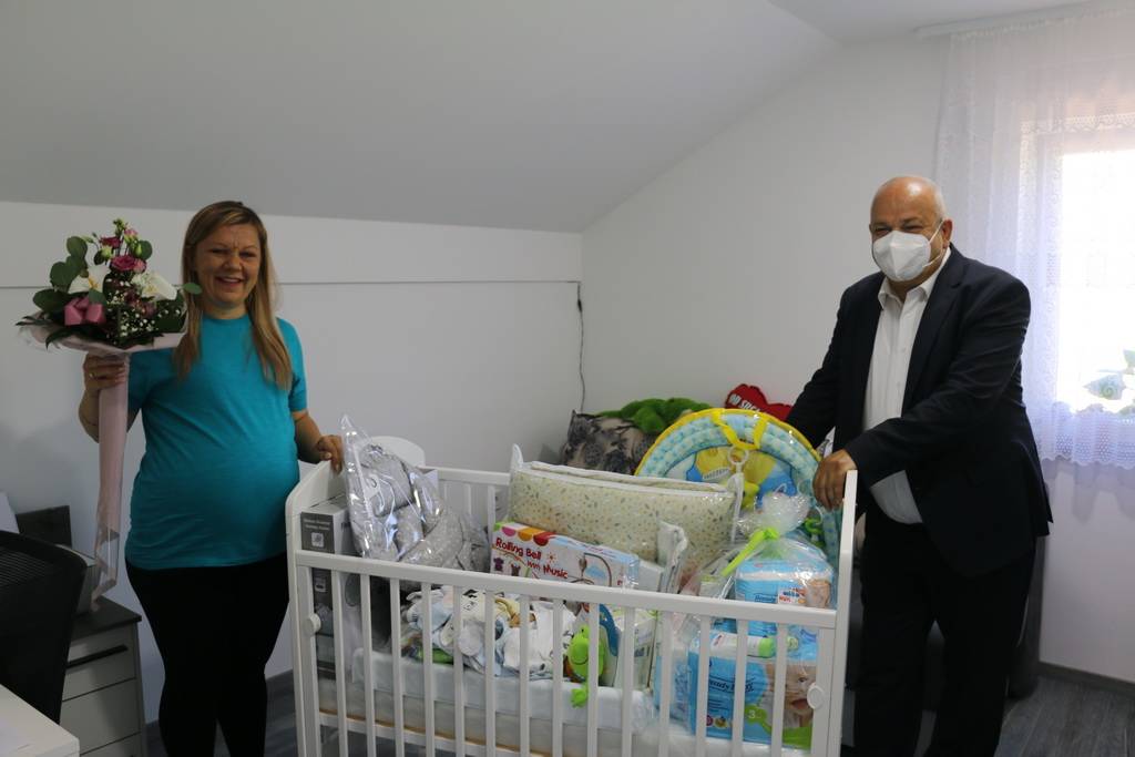 SB Online | Gradonačelnik Mirko Duspara uručio vrijednu opremu za prvo dijete u pet brodskih obitelji