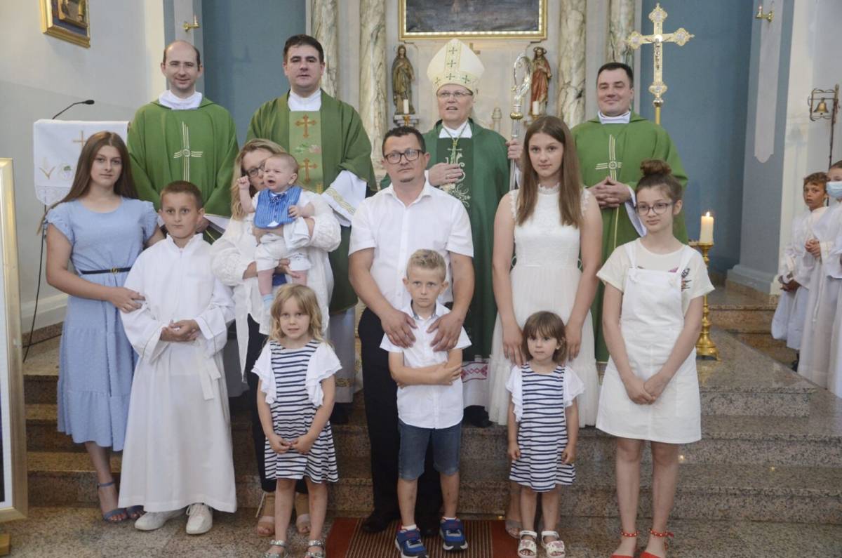 SB Online | Nadbiskup Hranić krstio osmo dijete obitelji Jurilj i drugo dijete obitelji Petrović