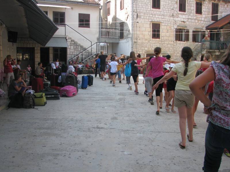 SB Online | Prva grupa osnovnoškolaca doputovala u brodsko dječje odmaralište u Starom Gradu na otoku Hvaru