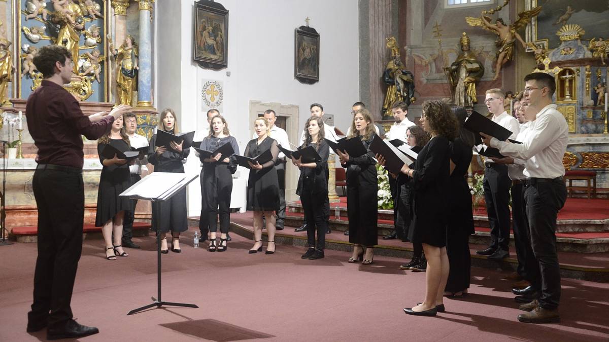 SB Online | Koncert Akademskog zbora Bazilike Srca Isusova „Palma“ u Sl. Brodu