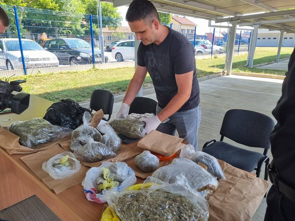 SB Online | Brođanin planirao preprodaju marihuane u Sl. Brodu. Policija mu ʺupalaʺ u stan