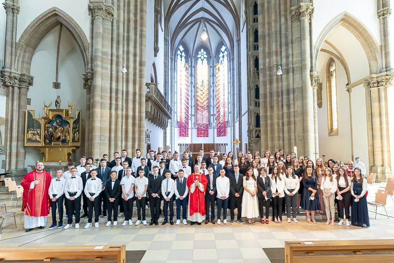 SB Online | U najvećoj hrvatskoj katoličkoj župi u Njemačkoj 215 mladih Hrvata primilo sakrament sv. Potvrde