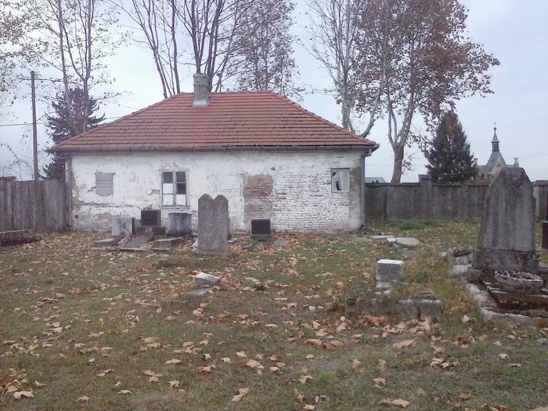 SB Online | Traje židovska Nova godina. Groblje u Slavonskom Brodu devastirano