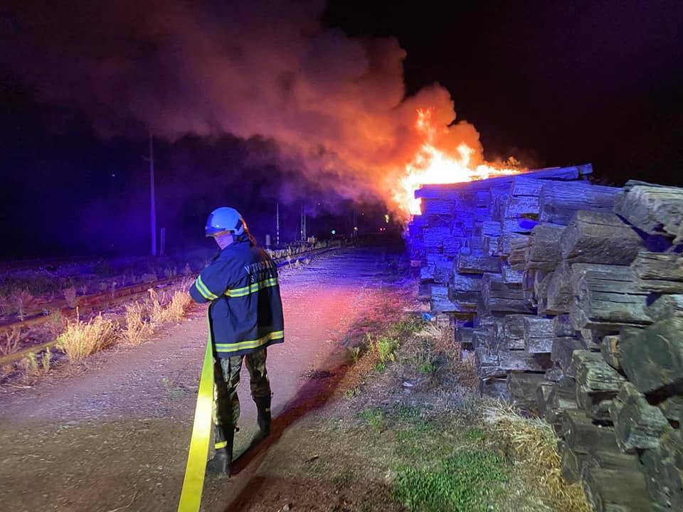 SB Online | Sinoć požar u blizini kolodvora. Brzom intervencijom vatrogasaca  spriječeno daljnje širenje