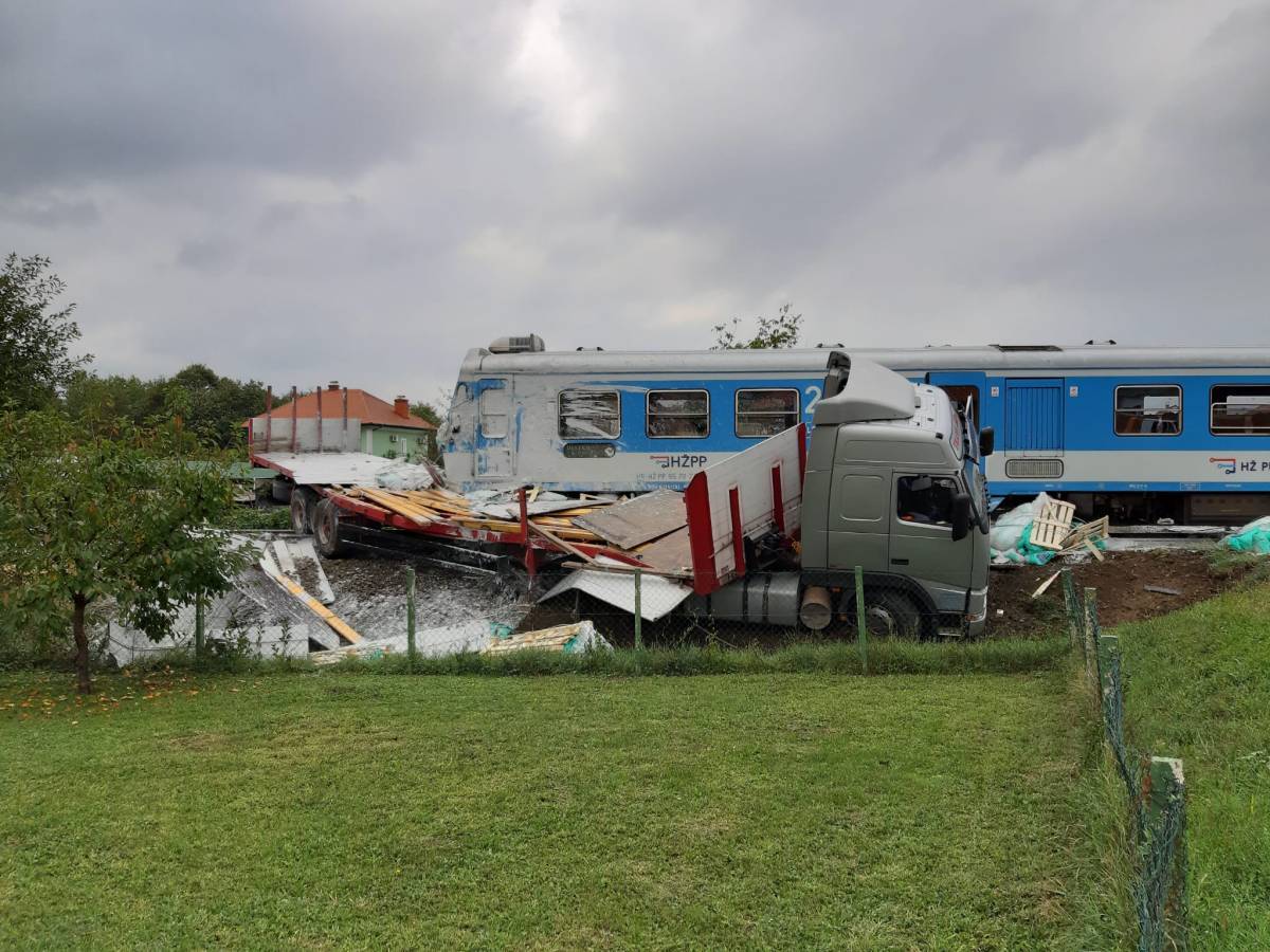 SB Online | UPRAVO: Vlak udario u kamion, policija na terenu