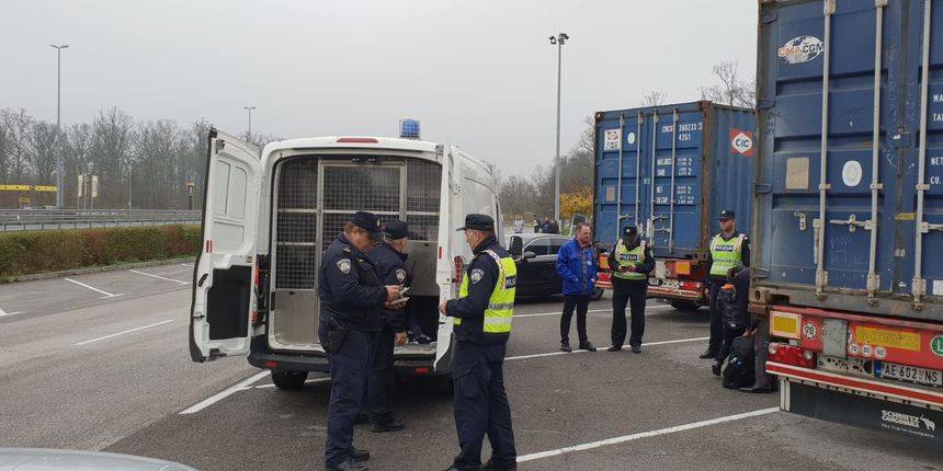 SB Online | Na autocesti zaustavljen kamion slavonskih tablica: Vlasniku i vozaču prijete kazne i do 190.000 kuna