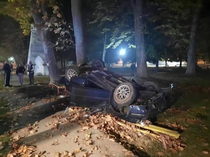 UŽAS U ORIOVCU: Automobil završio na krovu