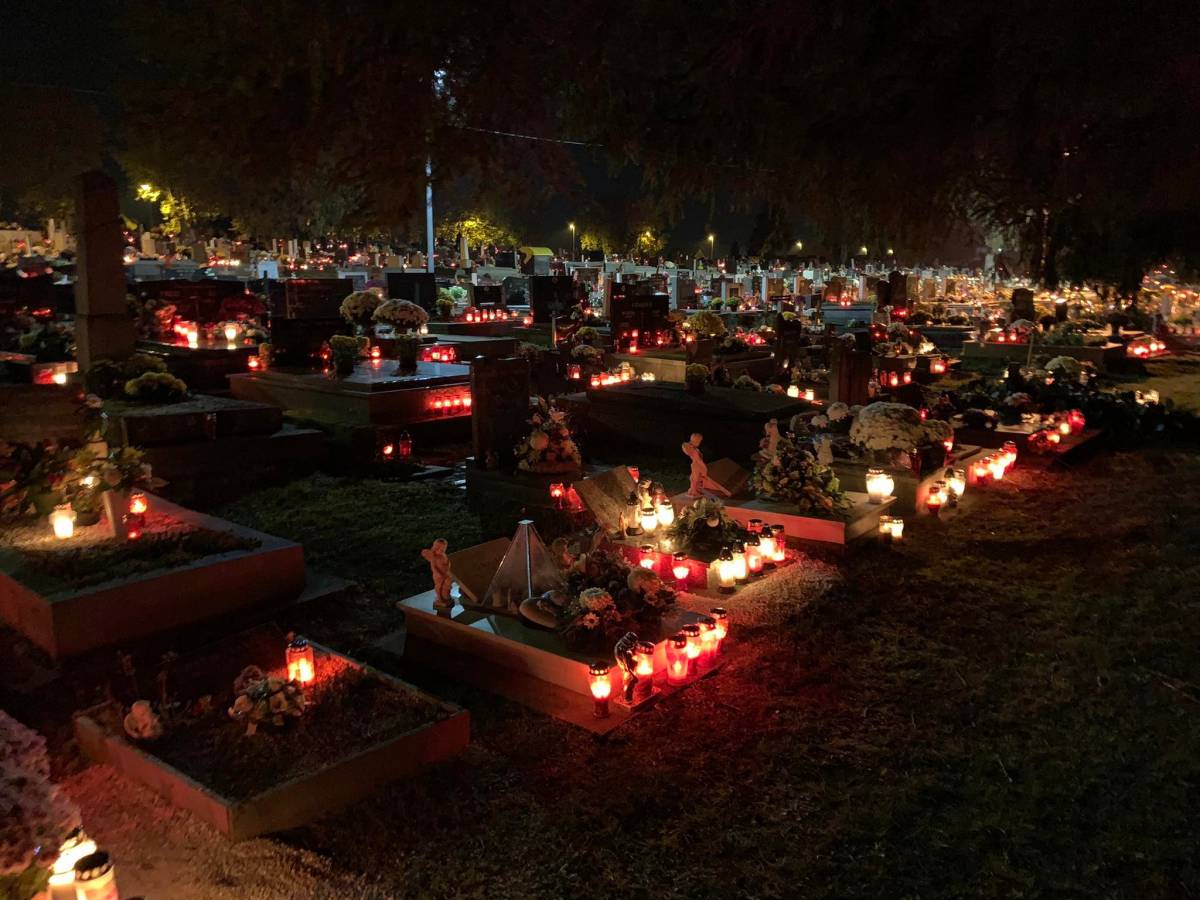 SB Online | Brođani za bližnje upalili stotine svijeća. Evo kako večeras izgleda brodsko groblje