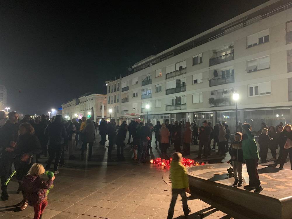 Stotinjak ljudi na brodskom Korzu jasno reklo NE COVID potvrdama